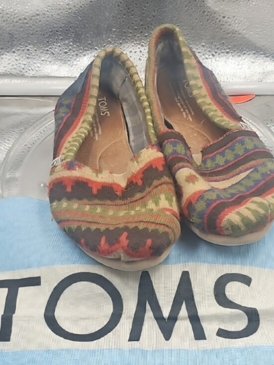 Toms Shoes - O Mult Colored Print Toms Slip On Sz W8.5 With Dustbag